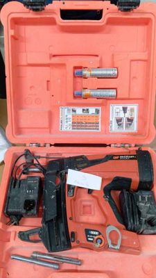 une trousse à outils dans un coffret posée sur une table