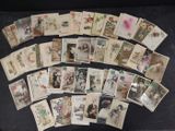 un lot de vieilles cartes postales posées sur une table