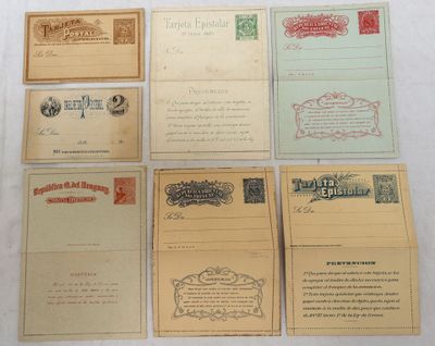 Plusieurs types de cartes postales anciennes sont exposées sur une table