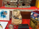 une table rouge sur laquelle sont posés divers objets