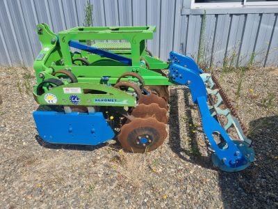 un gros plan d'un tracteur équipé d'une charrue