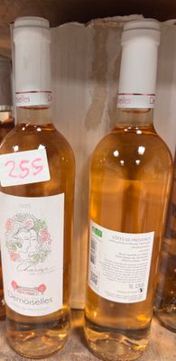 plusieurs bouteilles de vin sont alignées sur une étagère dans un magasin