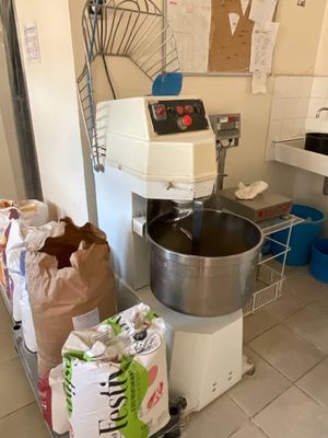 une photo d'une cuisine avec un mixeur et des sacs de provisions