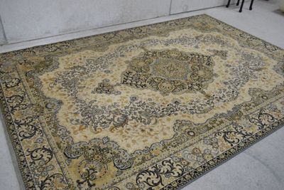 un grand tapis posé au sol dans une pièce