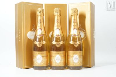 trois bouteilles de champagne dans un coffret doré, posées sur un fond blanc