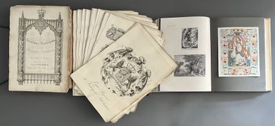plusieurs vieux livres sont empilés sur une table