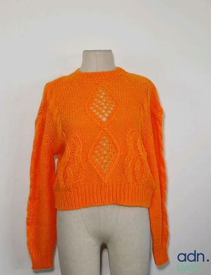 un pull orange sur un mannequin, un mannequin, un mannequin, un mannequin, un mannequin, un mannequin, un mannequin, un mannequin, un mannequin