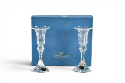 paire de verres à vin en cristal dans un coffret cadeau, posés sur un fond blanc