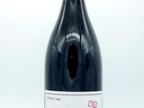 une bouteille de vin posée sur une table