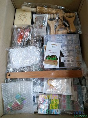 une boîte remplie d'objets qui s'y trouvent