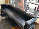 un banc noir placé devant une affiche accrochée au mur