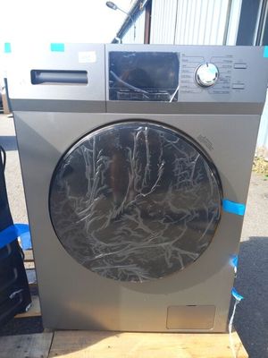 une machine à laver posée sur une palette devant un immeuble