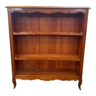 une photo d'une bibliothèque en bois surmontée d'une étagère