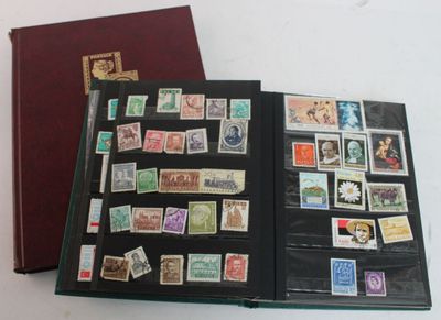 un livre avec des timbres, posé sur une table