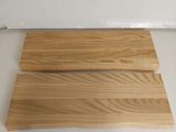 deux morceaux de bois posés sur une table blanche