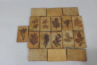 beaucoup de petits carreaux ornés de motifs variés