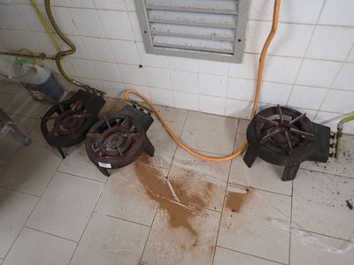 un sol sale dans une salle de bains où il y a beaucoup d'eau par terre