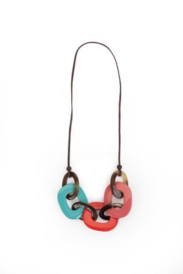 gros plan d'un collier sur fond blanc