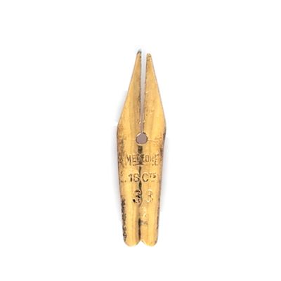 un gros plan d'un stylo-plume doré sur fond blanc
