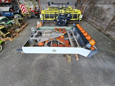 la photo d'une machine qui se trouve dans un garage