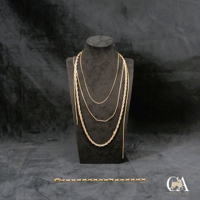 un gros plan d'un collier porté par un mannequin, avec une chaîne