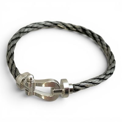 bracelet en cuir avec fermoir en argent sur fond blanc