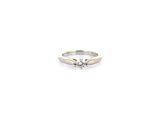 une image d'une bague en diamant sur fond blanc