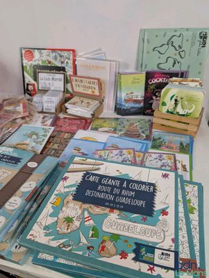 de nombreux livres posés sur une table, avec des ciseaux et d'autres objets
