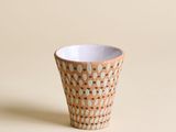 une petite tasse posée sur une table