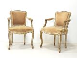 paire de fauteuils de style Louis XV avec assises recouvertes de velours doré