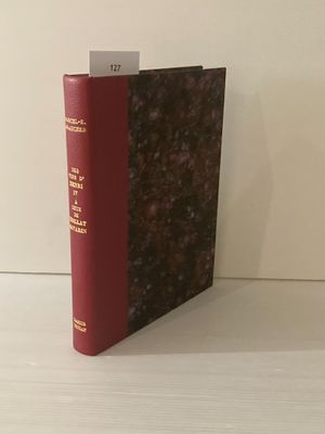 un livre rouge posé sur une table blanche