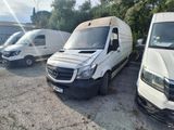 une camionnette blanche garée sur un parking à côté d'autres camionnettes