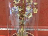 un dôme de verre avec une horloge à l'intérieur sur une table