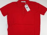 un polo rouge muni d'une étiquette