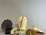 cinq figurines représentant différents animaux sur un fond blanc