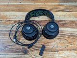 un casque posé sur une table en bois