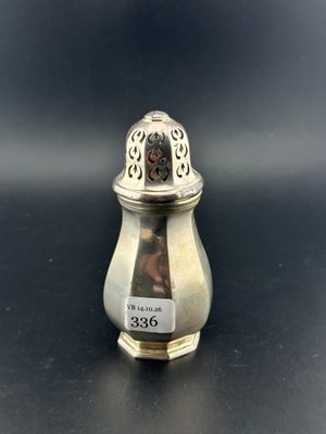 une salière ancienne en argent, munie d'un couvercle et ornée d'un motif décoratif sur le dessus