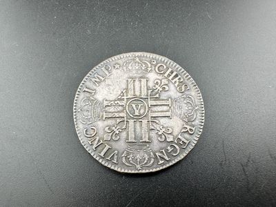 Gros plan sur une pièce d'argent portant une croix