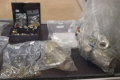 de nombreux bijoux posés sur une table dans un magasin