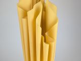 un vase dans lequel se trouve un bouquet de papier jaune