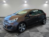 la photo d'une voiture garée dans un garage