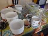 une table sur laquelle sont posées de nombreuses assiettes et tasses