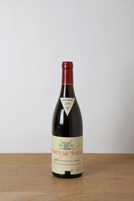 une bouteille de vin posée sur une table en bois