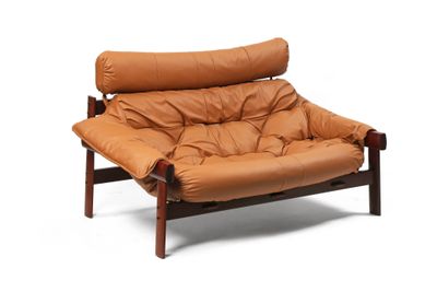 La chaise est en cuir marron et possède une structure en bois