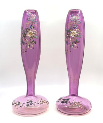 une paire de vases violets ornés de motifs floraux sur fond blanc
