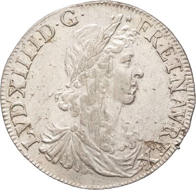 gros plan d'une pièce de monnaie sur fond blanc