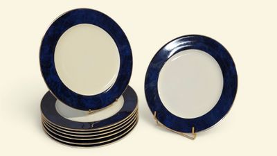 quatre assiettes bleues et blanches sont empilées les unes sur les autres