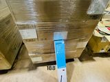 une boîte remplie de boîtes posée par terre à côté d'une pile de boîtes