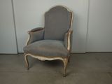 une image représentant une chaise dont le dossier est recouvert d'un tissu bleu