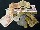 une liasse de billets posée sur une table
